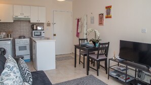 Leilighet – comfort, 1 soverom, balkong, bassengutsikt (Private Pool) | Oppholdsområde | Flatskjerm-TV, Netflix og DVD-spiller