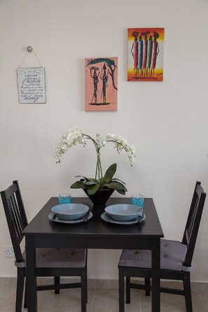 Comfort-Apartment, 1 Schlafzimmer, Balkon, Poolblick (Private Pool) | Essbereich im Zimmer