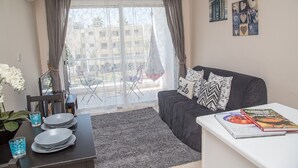 Leilighet – comfort, 1 soverom, balkong, bassengutsikt (Private Pool) | Oppholdsområde | Flatskjerm-TV, Netflix og DVD-spiller