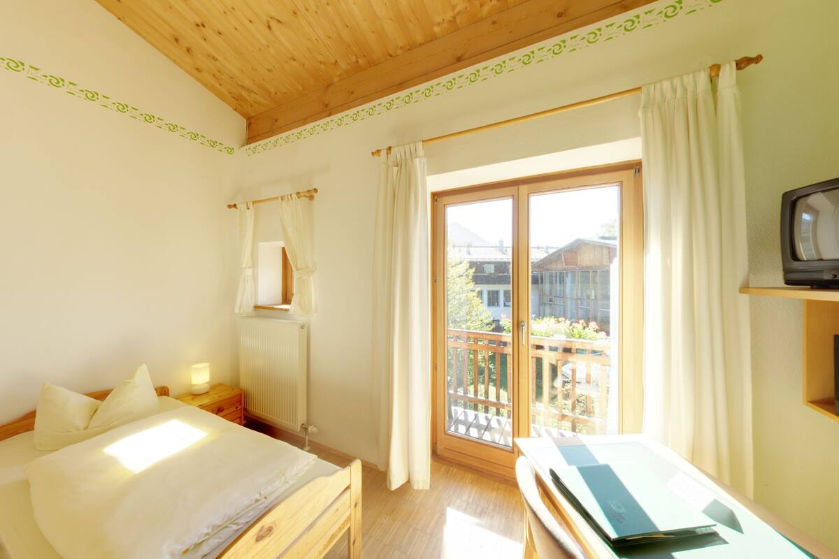 standard double room | desk, free wifi, bed sheets