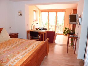 Suíte júnior | Escrivaninha, Wi-Fi de cortesia, roupa de cama