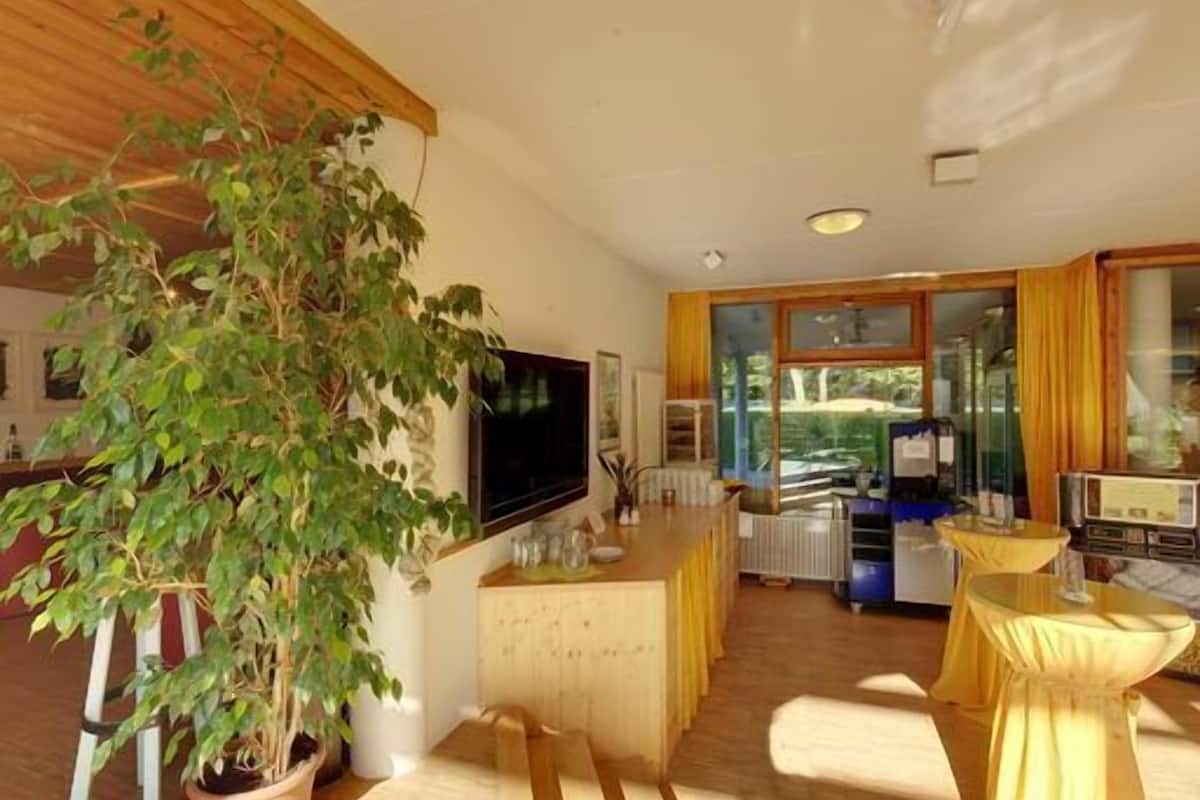 breakfast, lunch, dinner served; regional cuisine