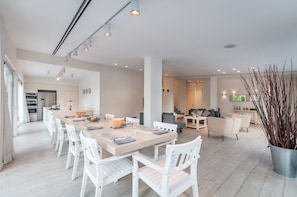 In-room dining - Magical Villa in Herzliya (Herzliya)