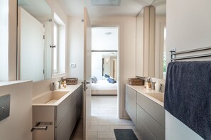Villa, Ensuite | Bathroom | Shower, designer toiletries, hair dryer, towels
