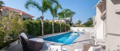 Een binnenzwembad, een buitenzwembad