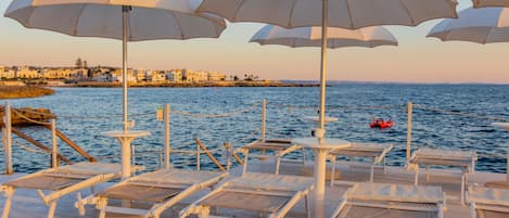 Plage privée, sable noir, navette gratuite vers la plage