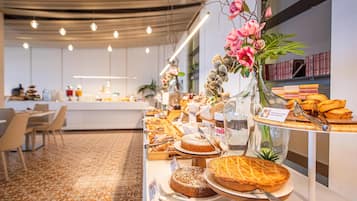 2 restaurants, breakfast, lunch served; local and international cuisine