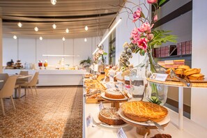 2 間餐廳；供應早餐、午餐、晚餐；本地及多國菜