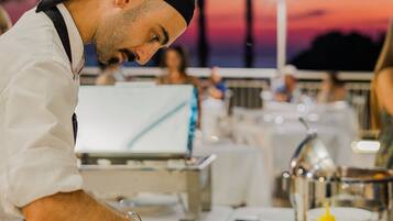 2 restaurants, breakfast, lunch served; local and international cuisine