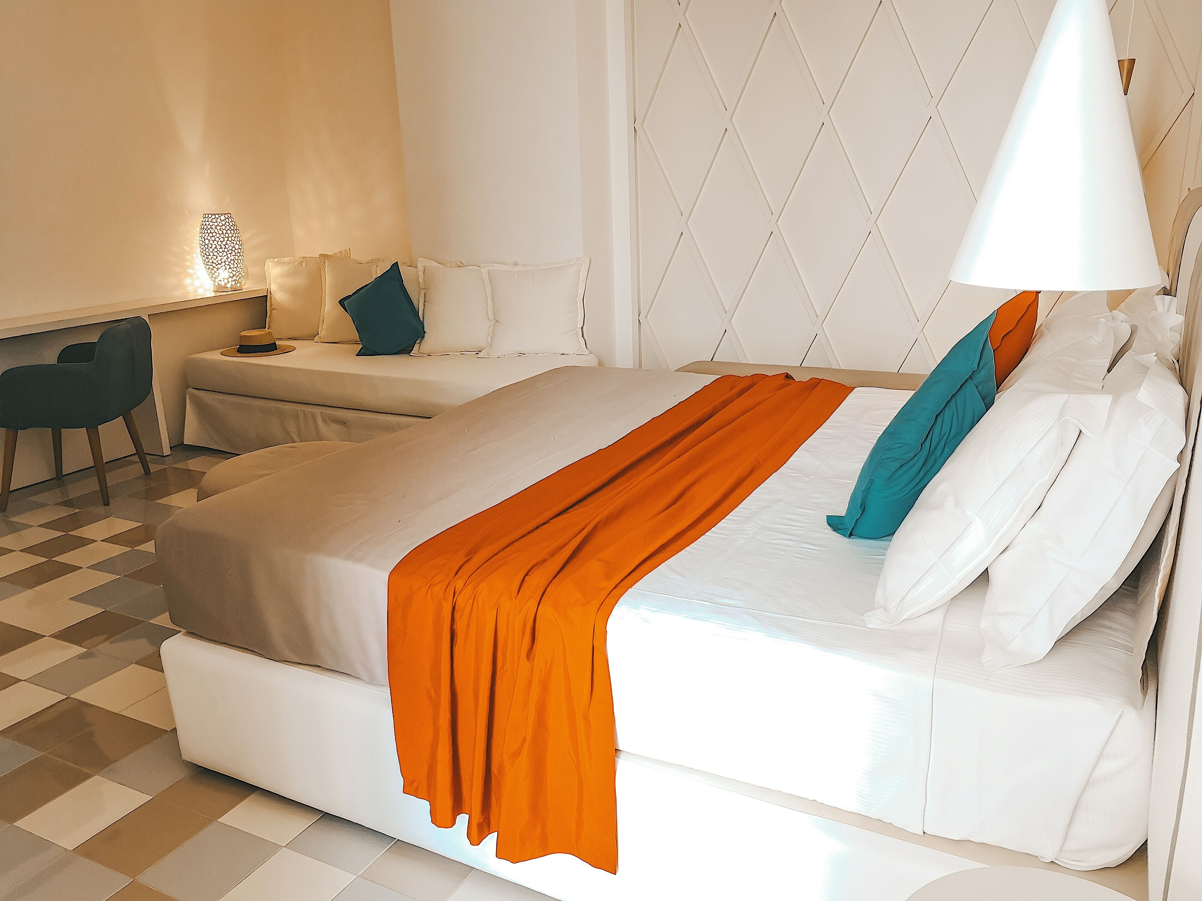 Una habitación de hotel con una cama grande, un escritorio y una silla.