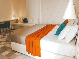 Una habitación de hotel con una cama grande, un escritorio y una silla.