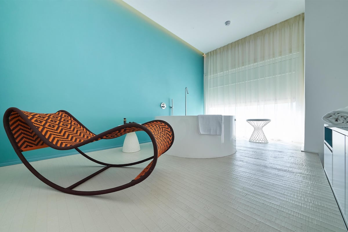 Habitación triple Deluxe, Terraza, vista al mar | 1 habitación, ropa de cama de alta calidad y minibar