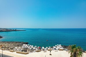 Plage privée, sable noir, service de navette pour la plage (gratuit)