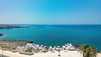Privat strand, svart sandstrand och gratis transport till/frÄn stranden