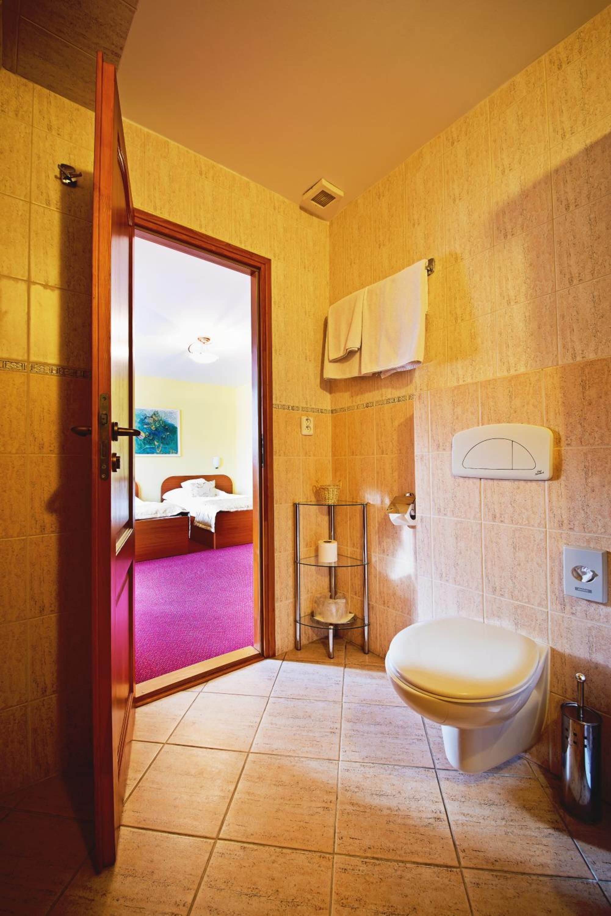 Ein Badezimmer mit Toilette, Waschbecken und Duschbereich.