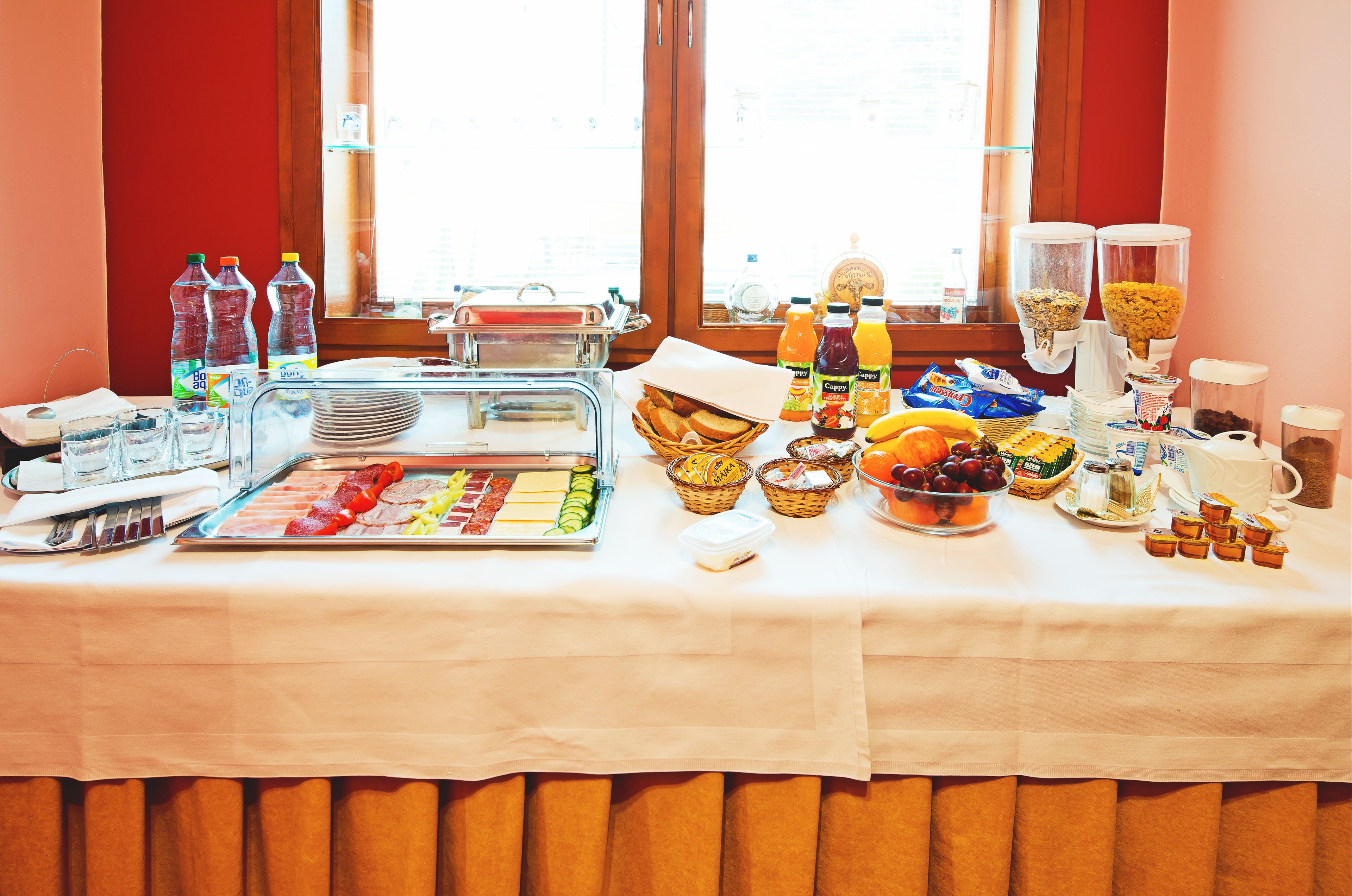Un buffet de petit-déjeuner proposant une variété d'aliments et de boissons.