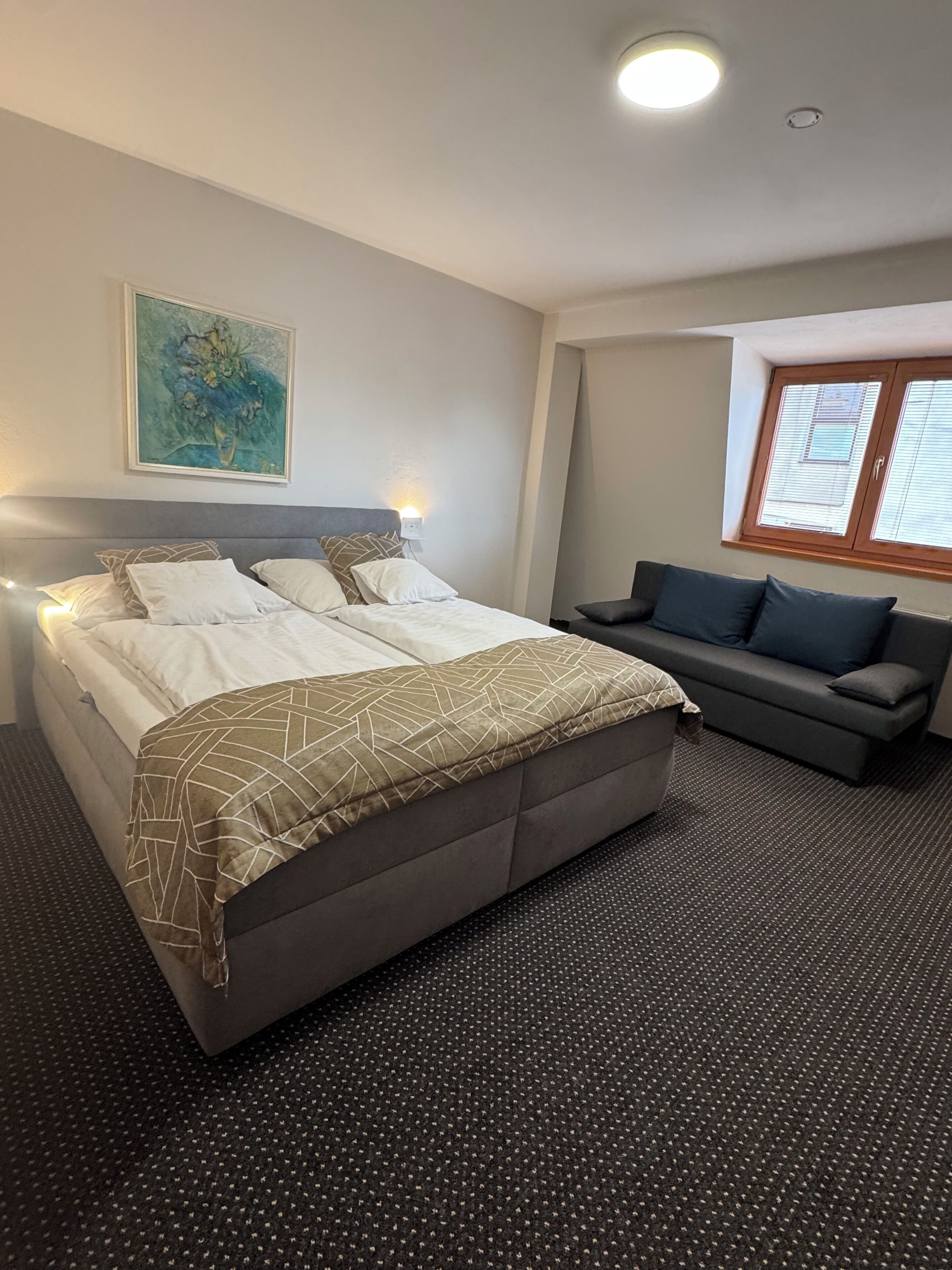 Cofres nos quartos, escrivaninha, ferros/tábuas de passar roupa