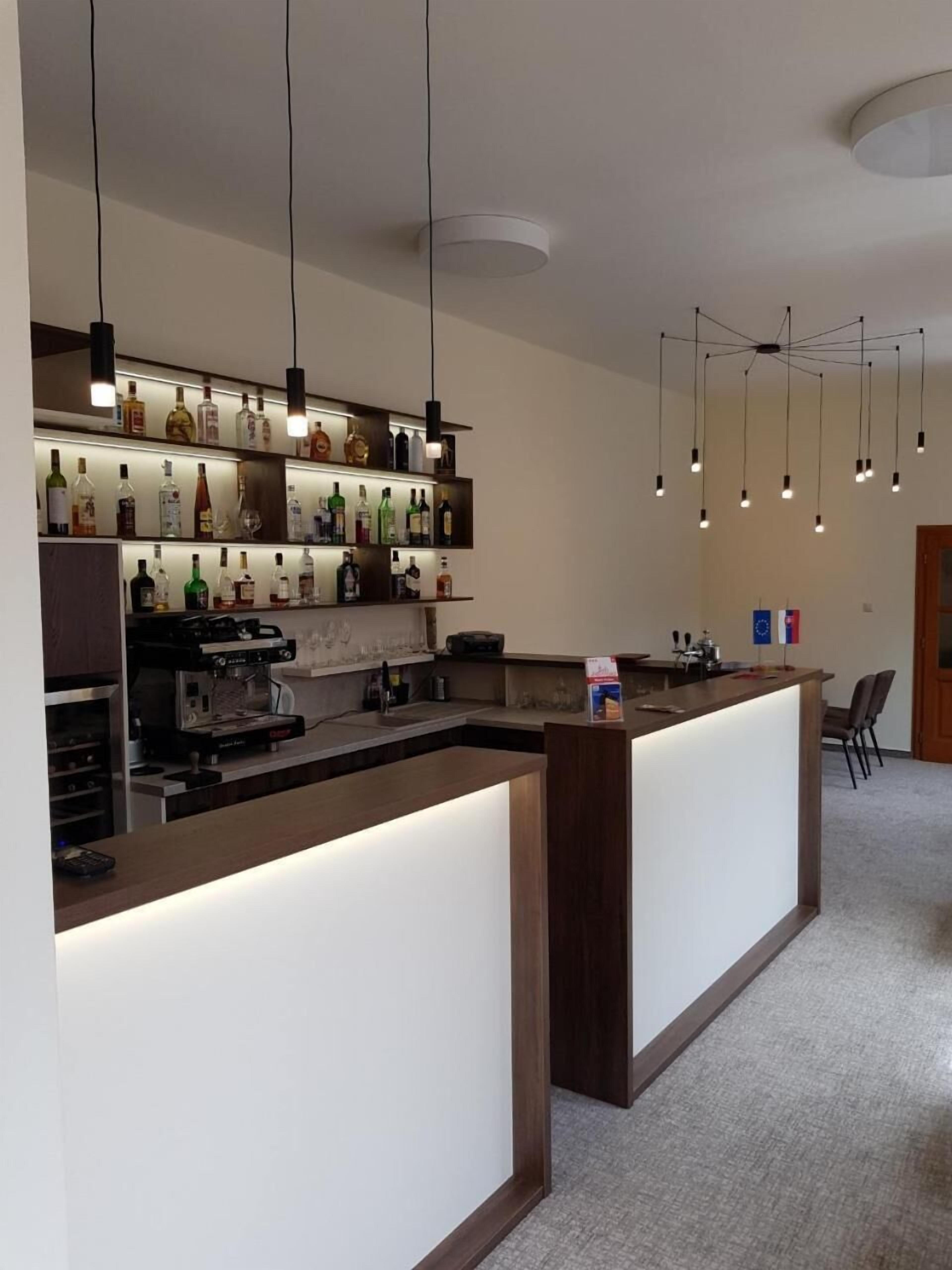 Bar (trong khuôn viên)