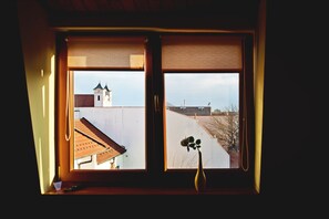 Chambre Confort double ou avec lits jumeaux | Vue sur la rue