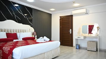 Deluxe Studio Suite | Premium bedding, minibar, desk, laptop workspace