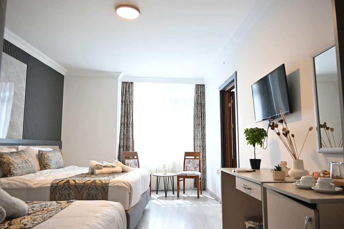 Sengetøy av topp kvalitet, minibar og skrivebord