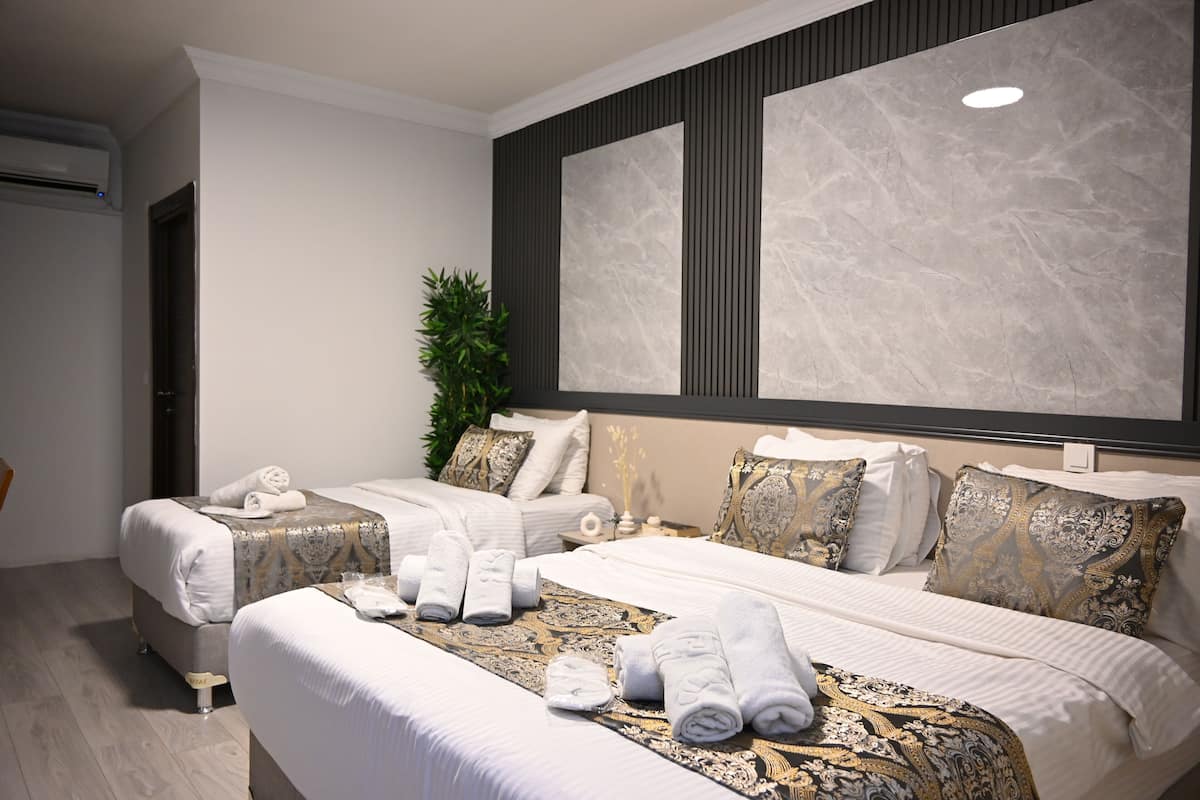 Ropa de cama de alta calidad, minibar y escritorio