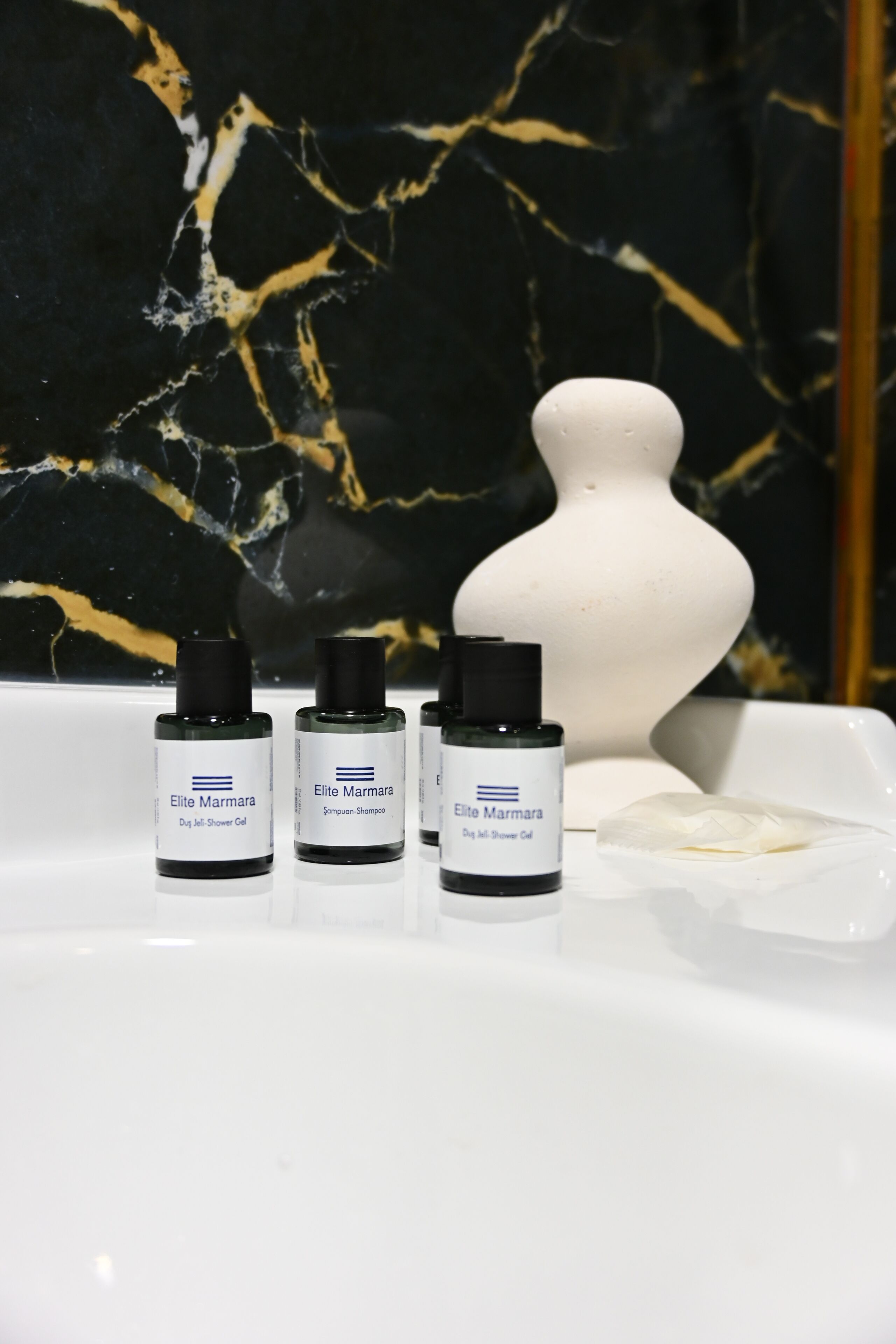 Deluxe Studio Suite | Bathroom | Shower, free toiletries, hair dryer, slippers