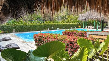 2 piscines extérieures