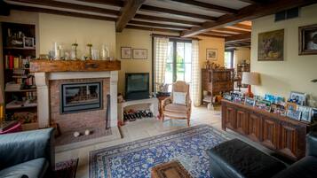 Flatskjerm-TV og DVD-spiller