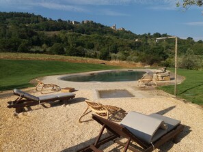 Piscine extérieure, piscine naturelle, chaises longues