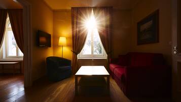 1 間睡房、防敏寢具、房內夾萬、熨斗/熨衫板