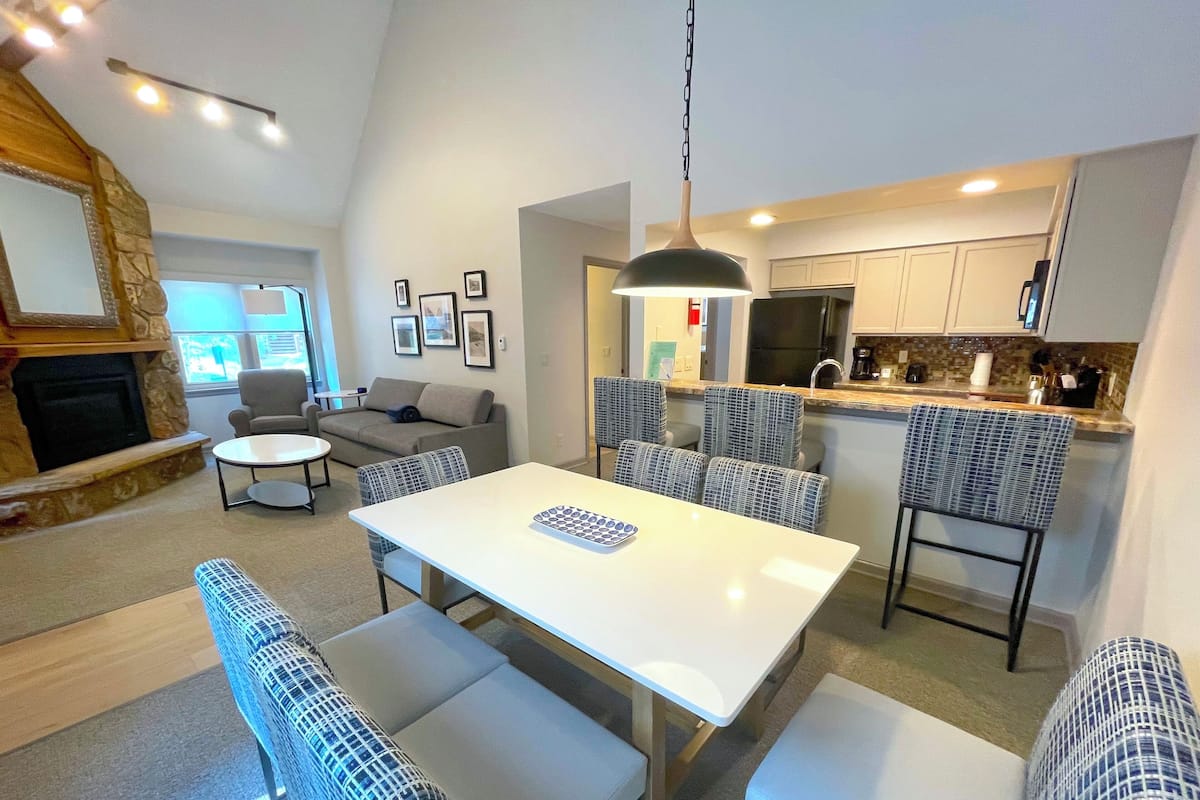 Townhome, 2 BR's/2 Bath Loft 3 queens, trundle & sofabed OR 2 queens, 2 twins, trundle, sofa bed | Living area | 50-inch flat-screen TV with digital channels, TV, fireplace