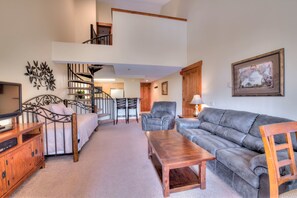  Studio Condo Plus Loft: 1 queen, 1 trundle bed & sofa sleeper | Living area