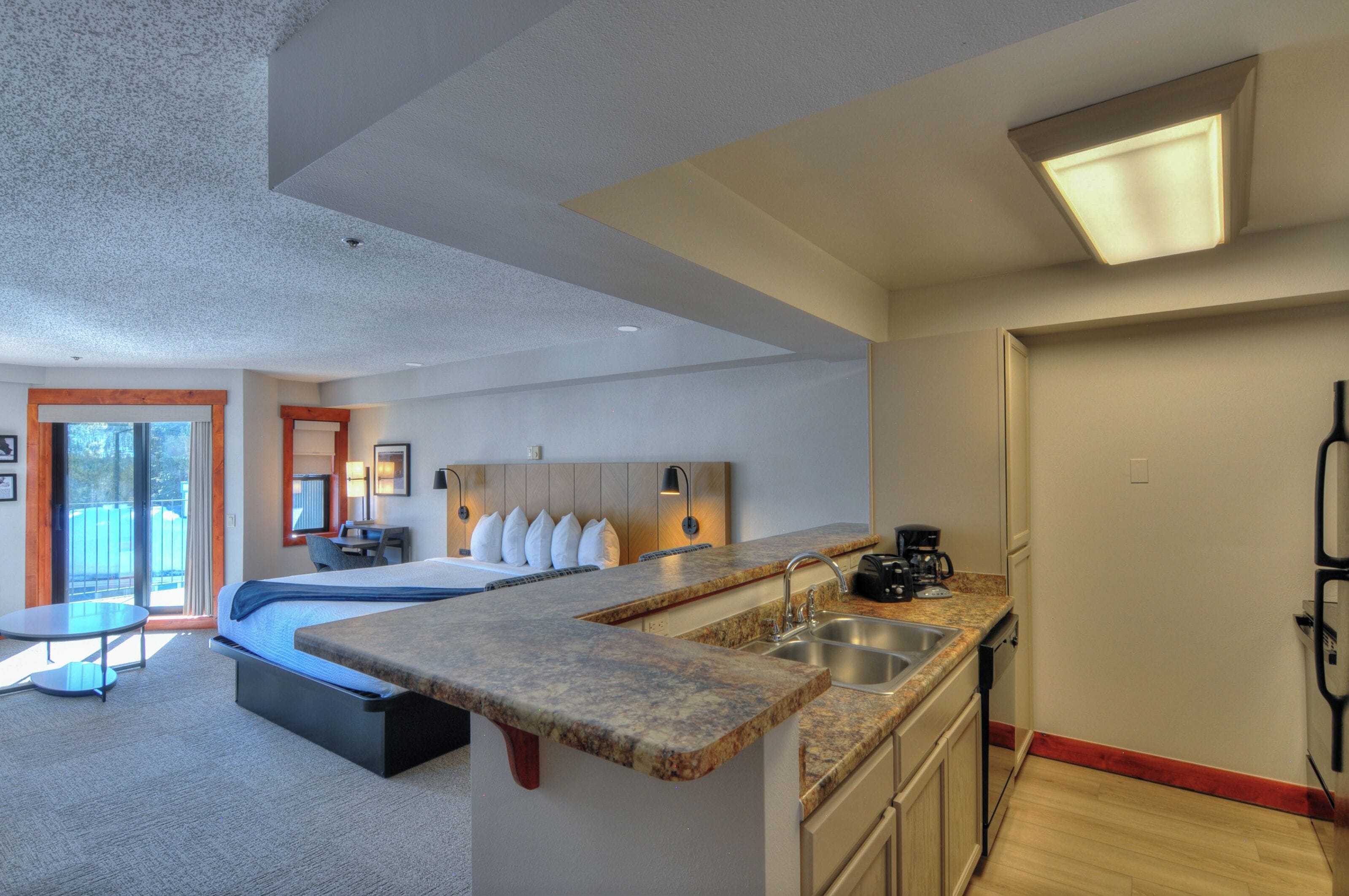 Estudio clásico | Decoración personalizada, escritorio y espacio para trabajar con laptop 