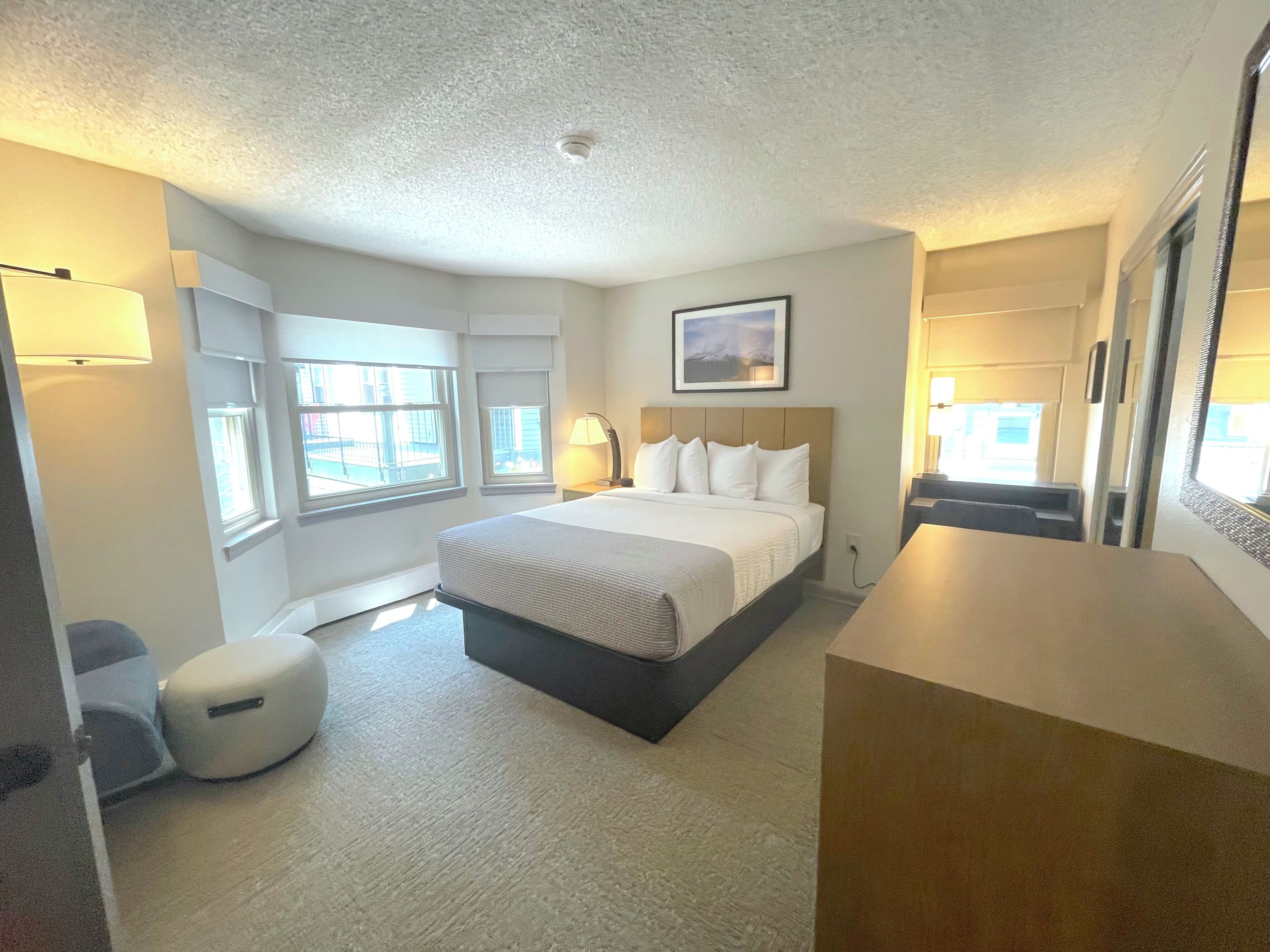 Townhome, 2 BR's/2 Bath+ Loft 2 queens, trundle & sofabed | 獨特裝潢、書桌、筆電工作空間、遮光布/窗簾