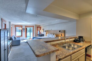 Decoración personalizada, escritorio y espacio para trabajar con laptop 