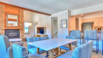 Pientalo, 3 makuuhuonetta (3 Bathroom) | Yksilöllisesti sisustettu, työpöytä