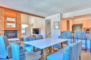 Townhome, 3 Bedrooms/3 Bathrooms 2 queens, 2 twins & sofa sleeper | Individually decorated, desk, laptop workspace, blackout curtains