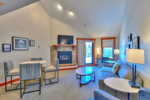 Full-size fridge, microwave, oven, stovetop - Wedgewood Lodge (Breckenridge)