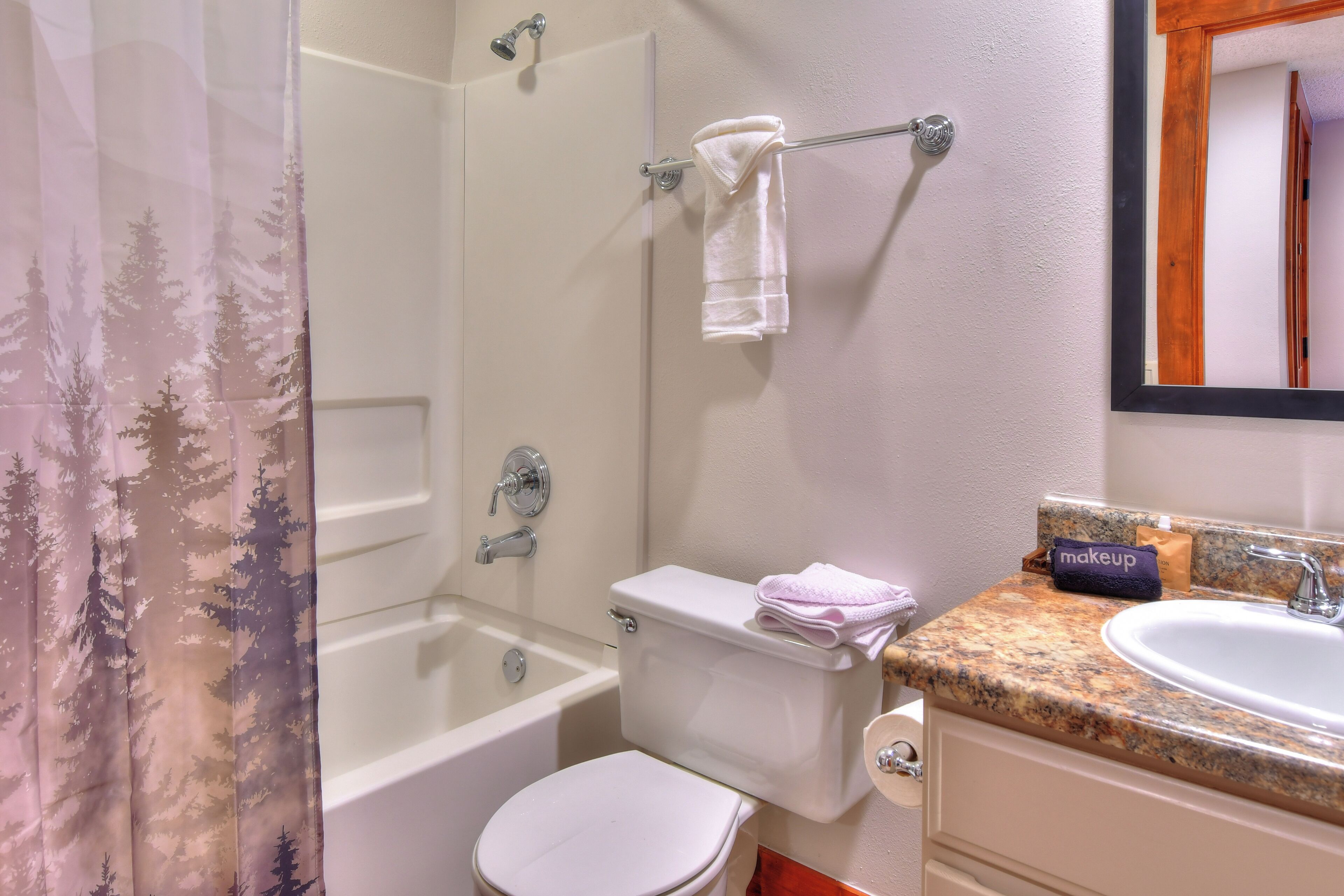 Un baño con inodoro, lavamanos y ducha.