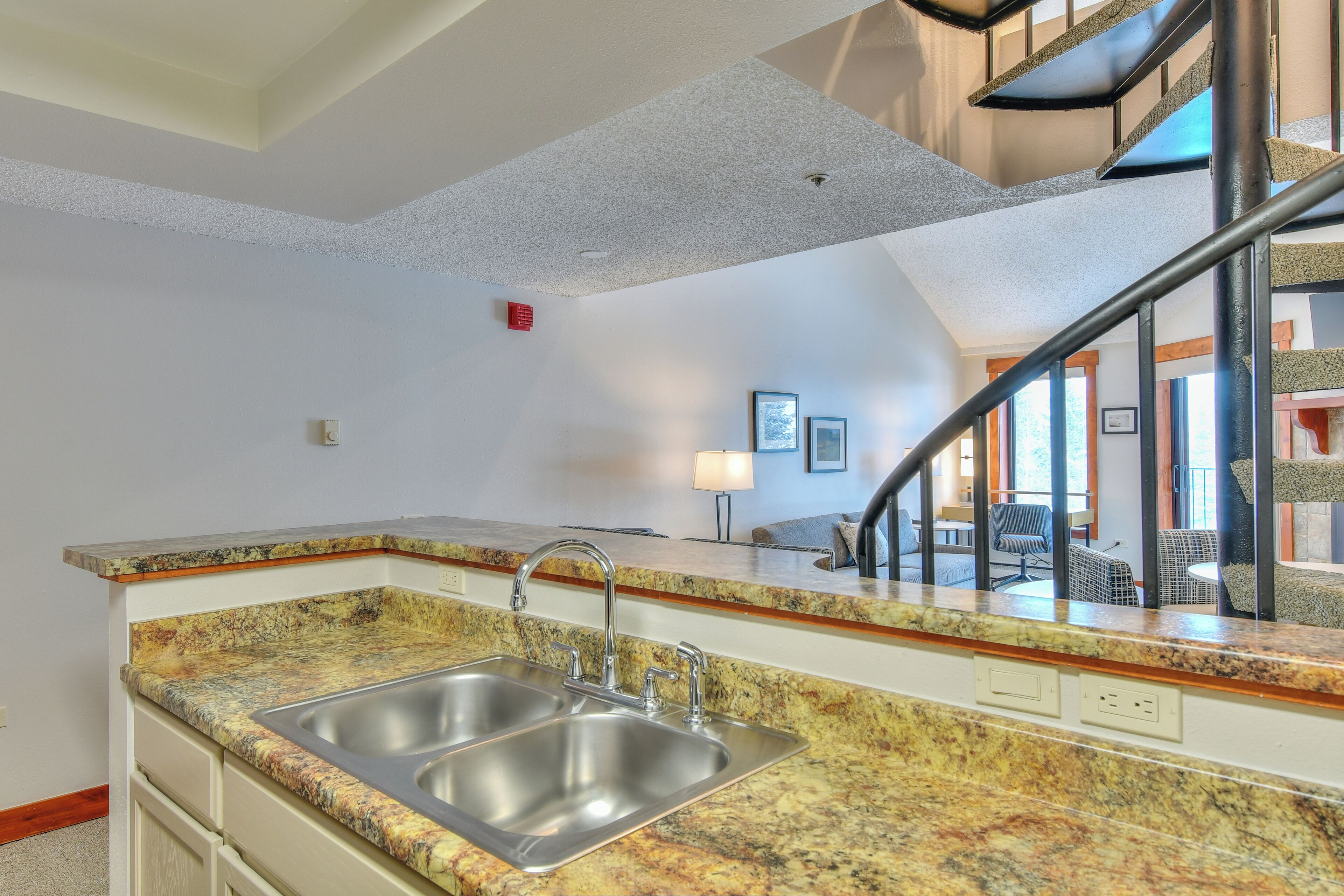  Studio Condo Plus Loft: 1 queen, 1 trundle bed & sofa sleeper