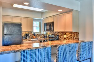 Townhome, 3 Bedrooms/3 Bathrooms 2 queens, 2 twins & sofa sleeper | Private kitchen | Full-size fridge, microwave, oven, stovetop