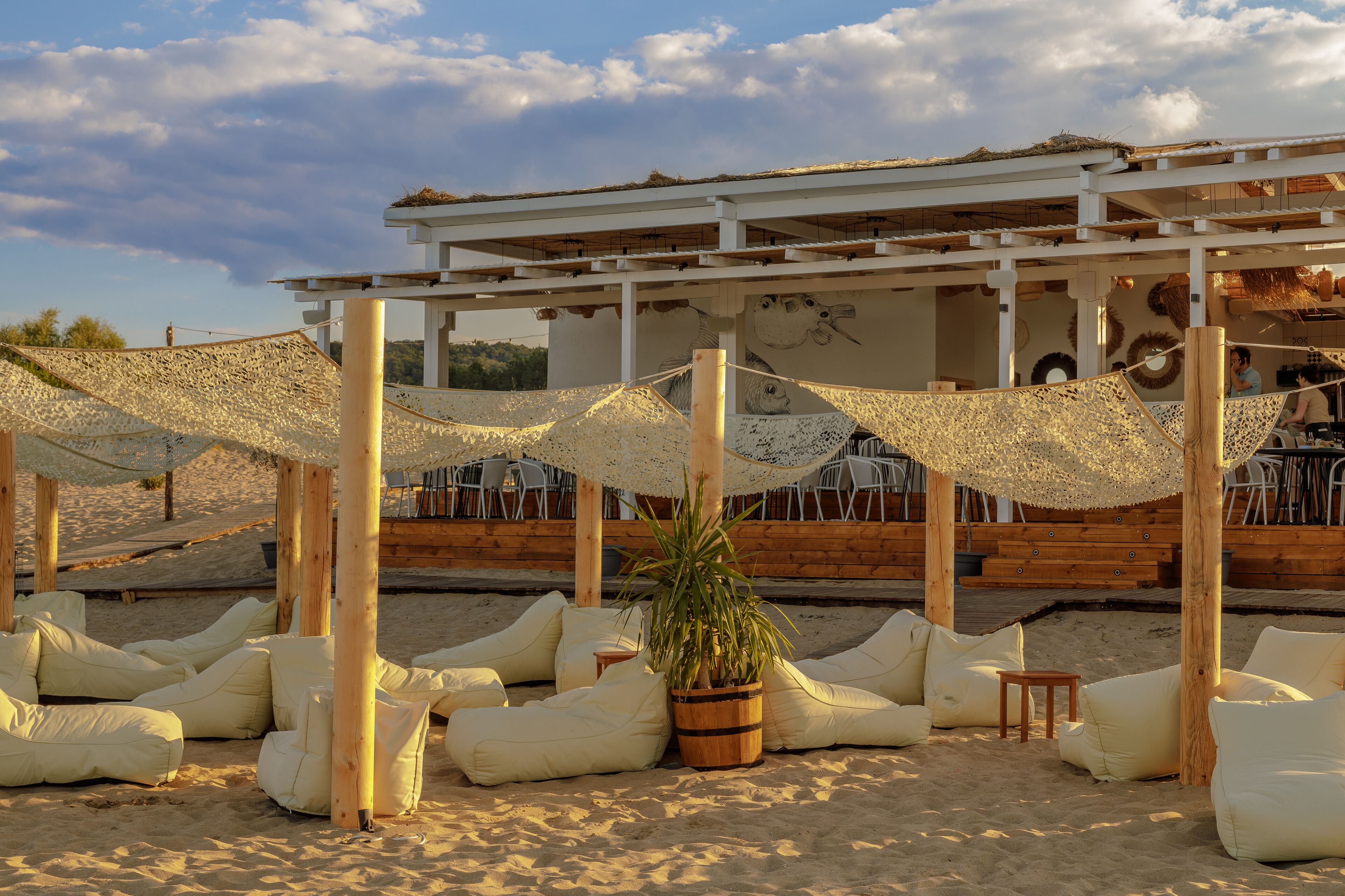 Plage privée, sable blanc, chaises longues, parasols