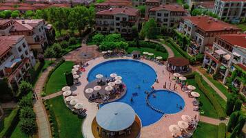 4 outdoor pools, pool umbrellas, sun loungers
