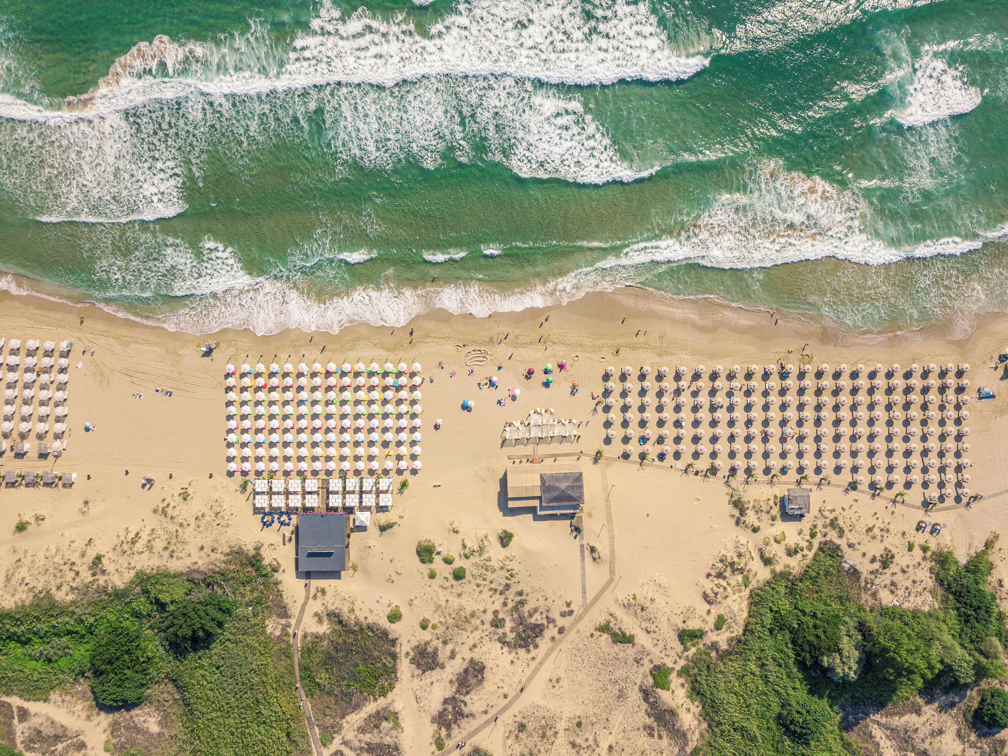 Playa privada, arena blanca, sillas reclinables de playa, sombrillas