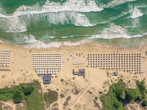 Private beach, white sand, sun-loungers, beach umbrellas - Green Life Beach Resort Sozopol (Sozopol)