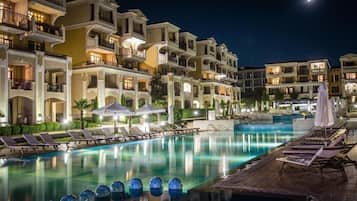 4 udendørs pools, parasoller, liggestole