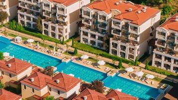 4 outdoor pools, pool umbrellas, sun loungers