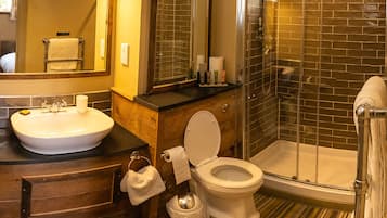 Un baño con lavabo, inodoro y ducha.