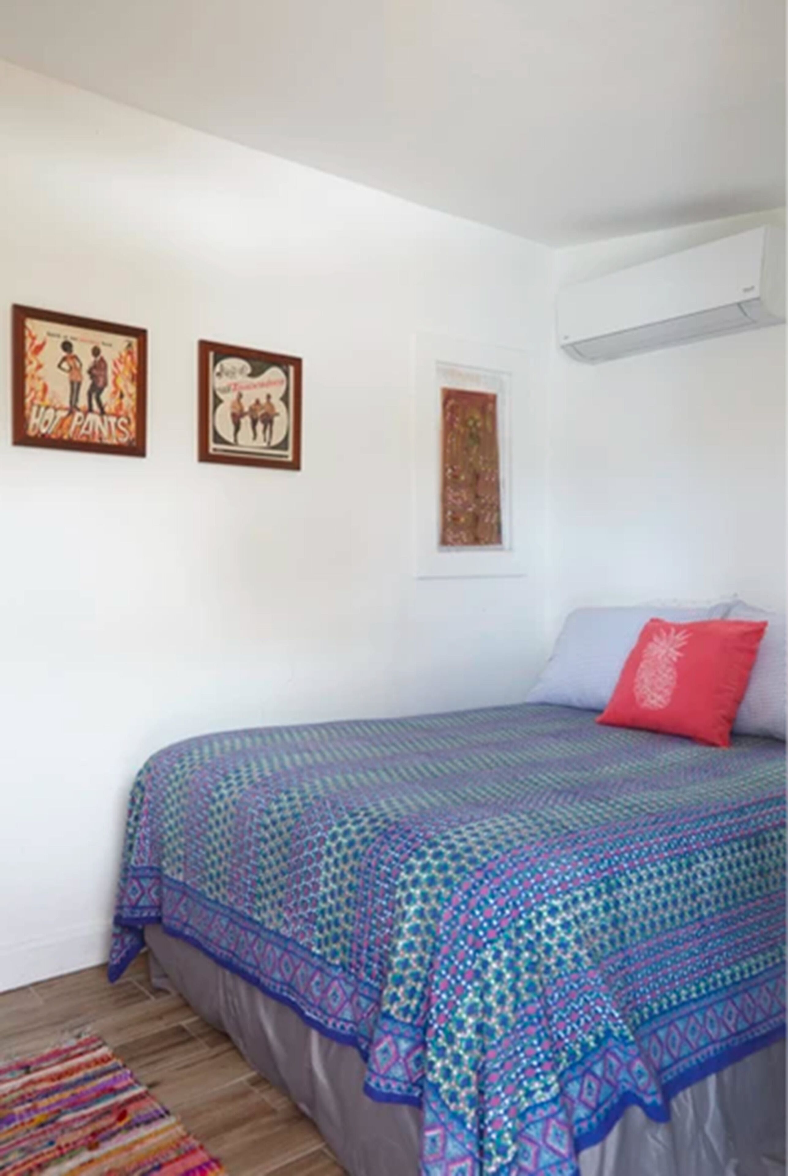 basic room, 1 double bed | laptop workspace, free wifi, bed sheets